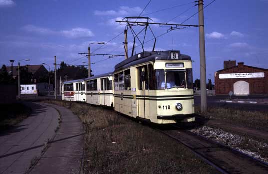 Brandenburg 110 mit zwei Beiwagen am Hauptbahnhof